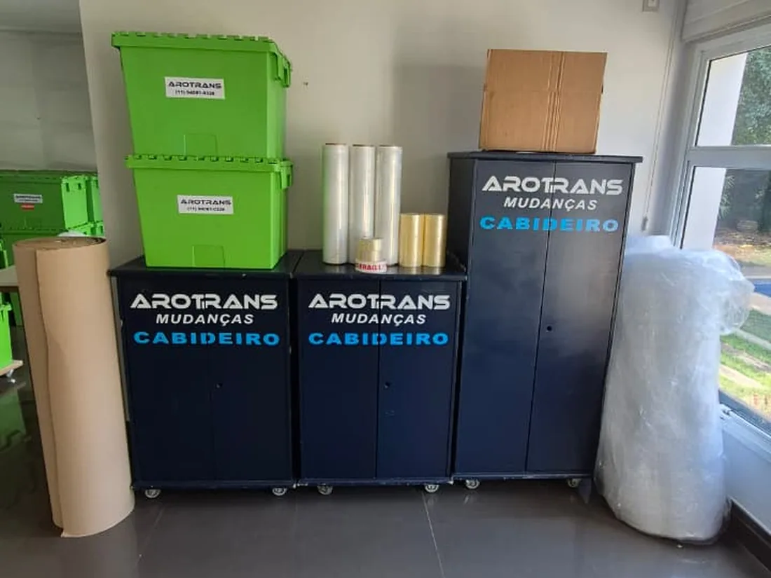 Cabideiros, caixas e materiais de proteção